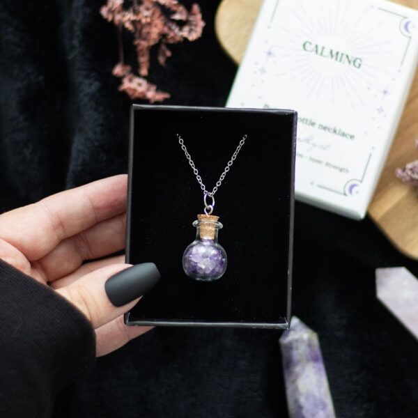 COLLANA CON BOTTIGLIA CON CRISTALLI DI AMETISTA - CALMANTE